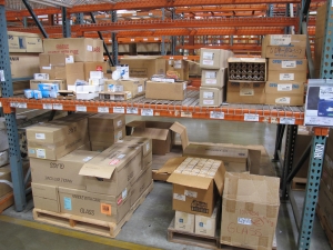 LOT TO INCLUDE: MISC. GE AND PHILLIPS FLUORESCENT LIGHTING FIXTURES, LIGHT BULBS, PROJECTION LAMPS, AND 120 V BALLASTS. LOADING & HANDLING FEE $15-4227